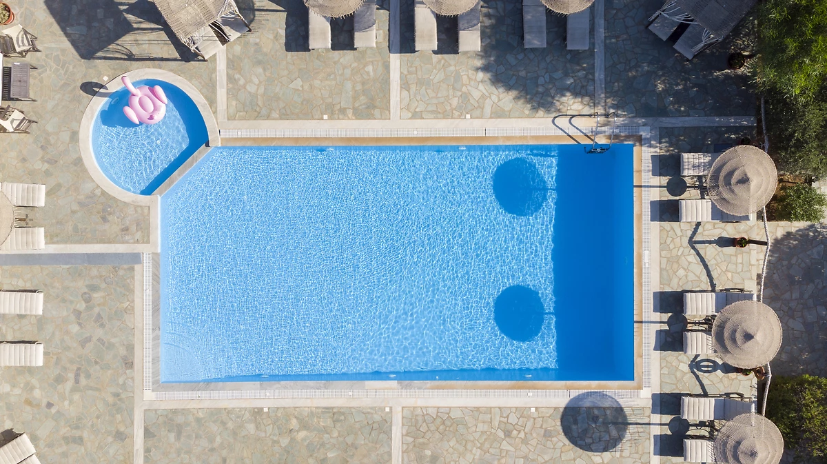 Vue aérienne sur la piscine de l'hôtel, hôtel Parosland