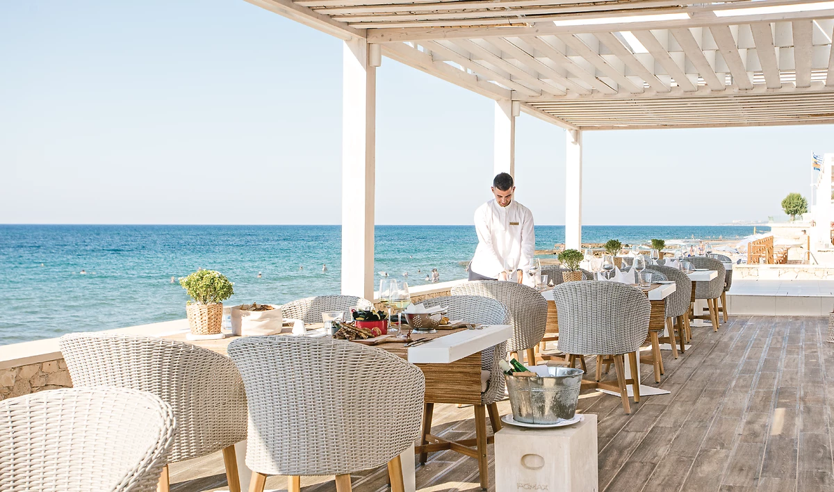 Terrasse du restaurant Tavernaki, hôtel Grecotel LUXME White, Crète, Grèce