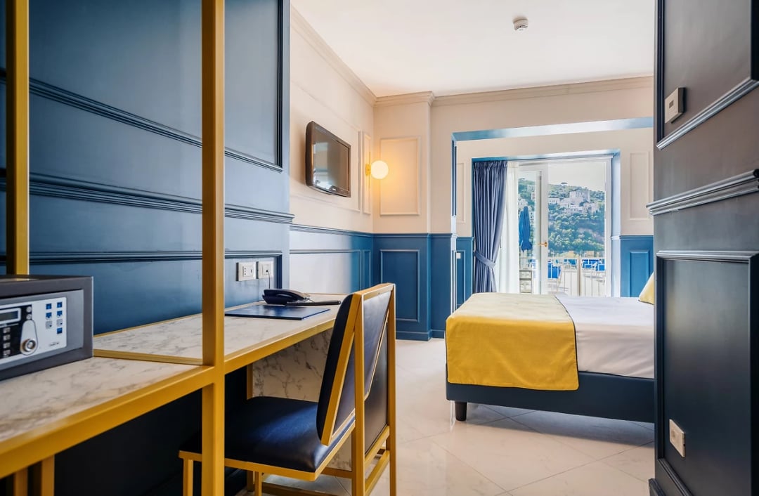 Chambre supérieure vue piscine