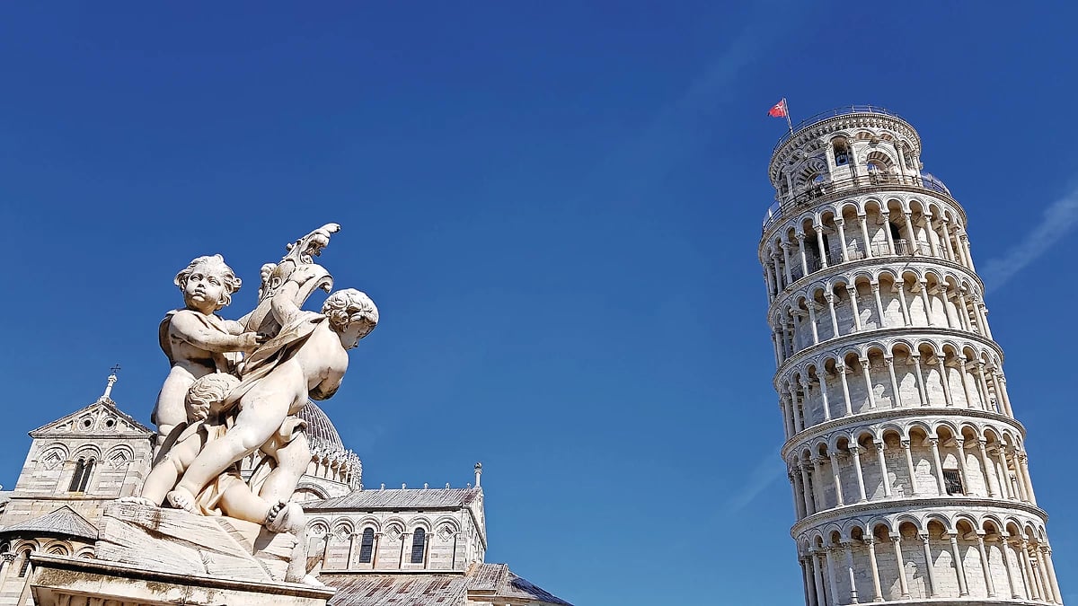Sculpture et Tour de Pise, place Miracoli, Pise