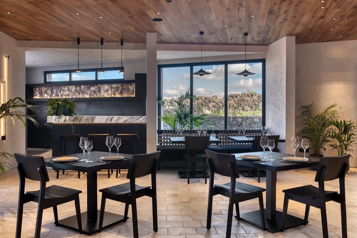 Maitr & Margarita Restaurant, Domes Novos Santorini, Cyclades, Grèce