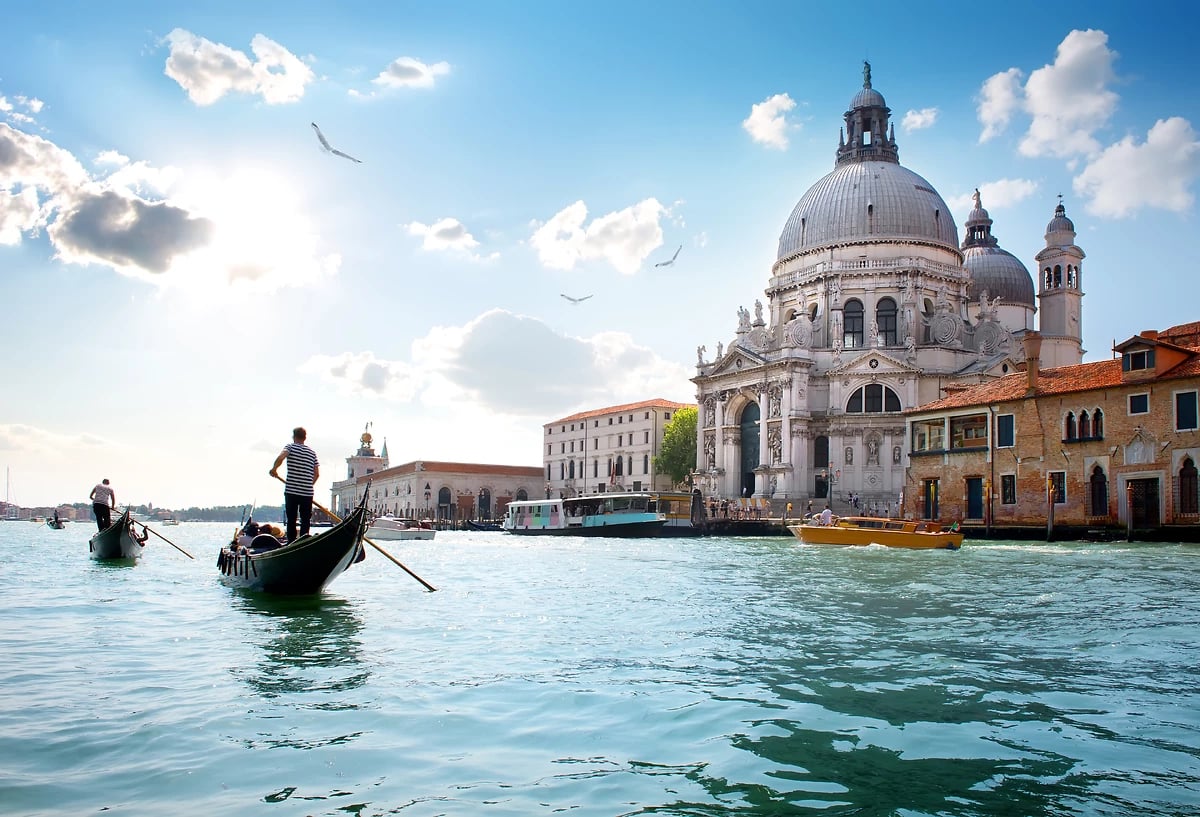 Basilique Santa Maria della Salute et gondoliers, Venise, Italie