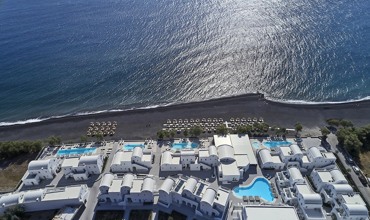 Vue aérienne de l'hôtel, Costa Grand Resort & Spa, Santorin, Grèce