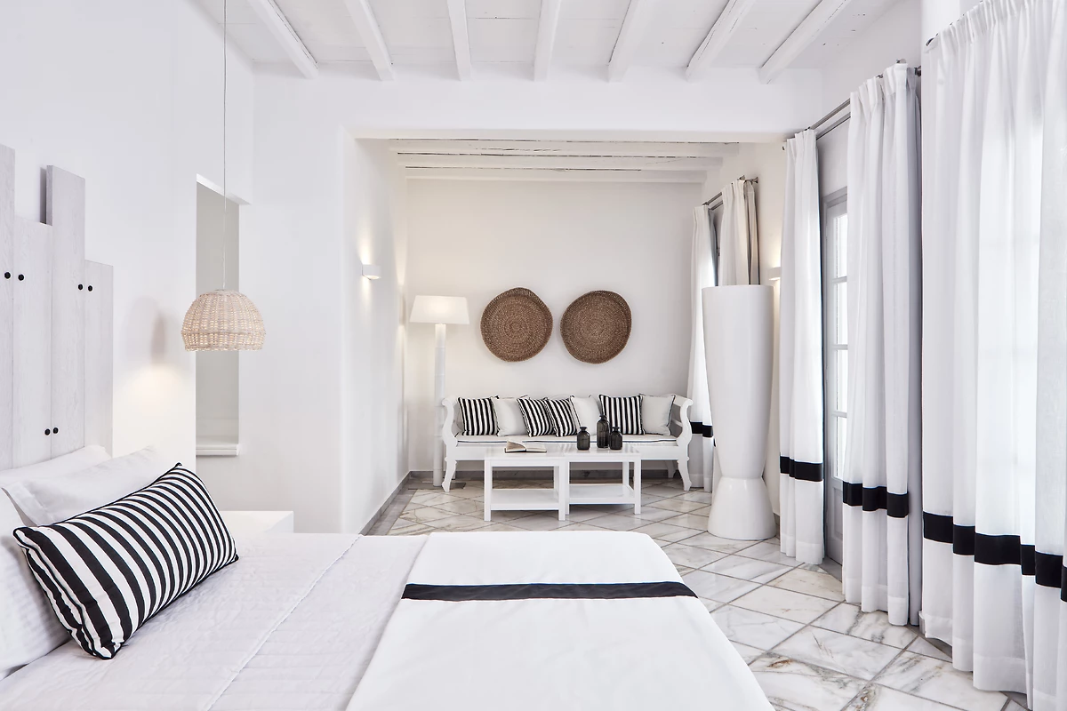 Unique Junior Suite Pool Front with Patio, Mr & Mrs White Hotel, Paros, Grèce.