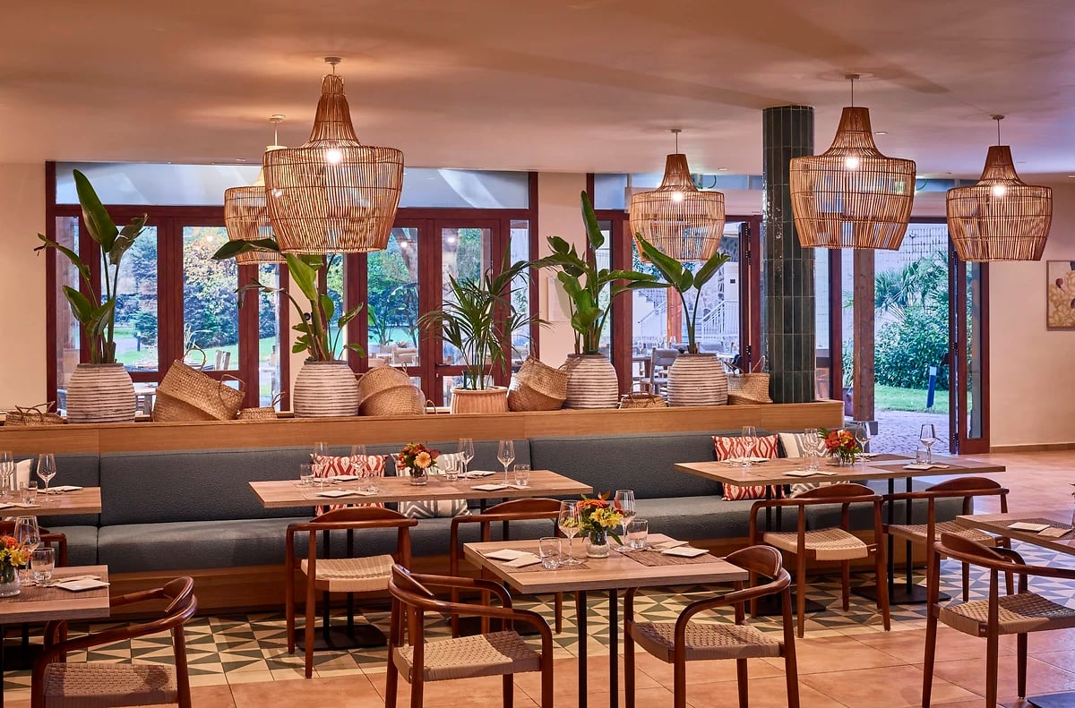 Restaurant, Calaserena Resort, Sardaigne, Italie