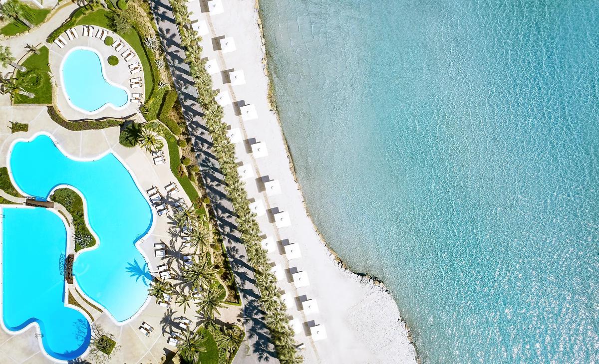 Vu aérienne sur la piscine et la plage de l'hôtel, Sani Beach