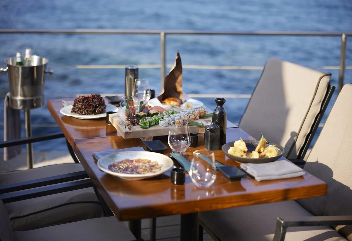 Mets servis au restaurant Sumosan, Elounda Peninsula Luxury Resort, Crète, Grèce