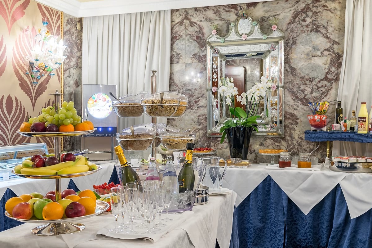 Buffet, restaurant de l'hôtel, hôtel Montecarlo