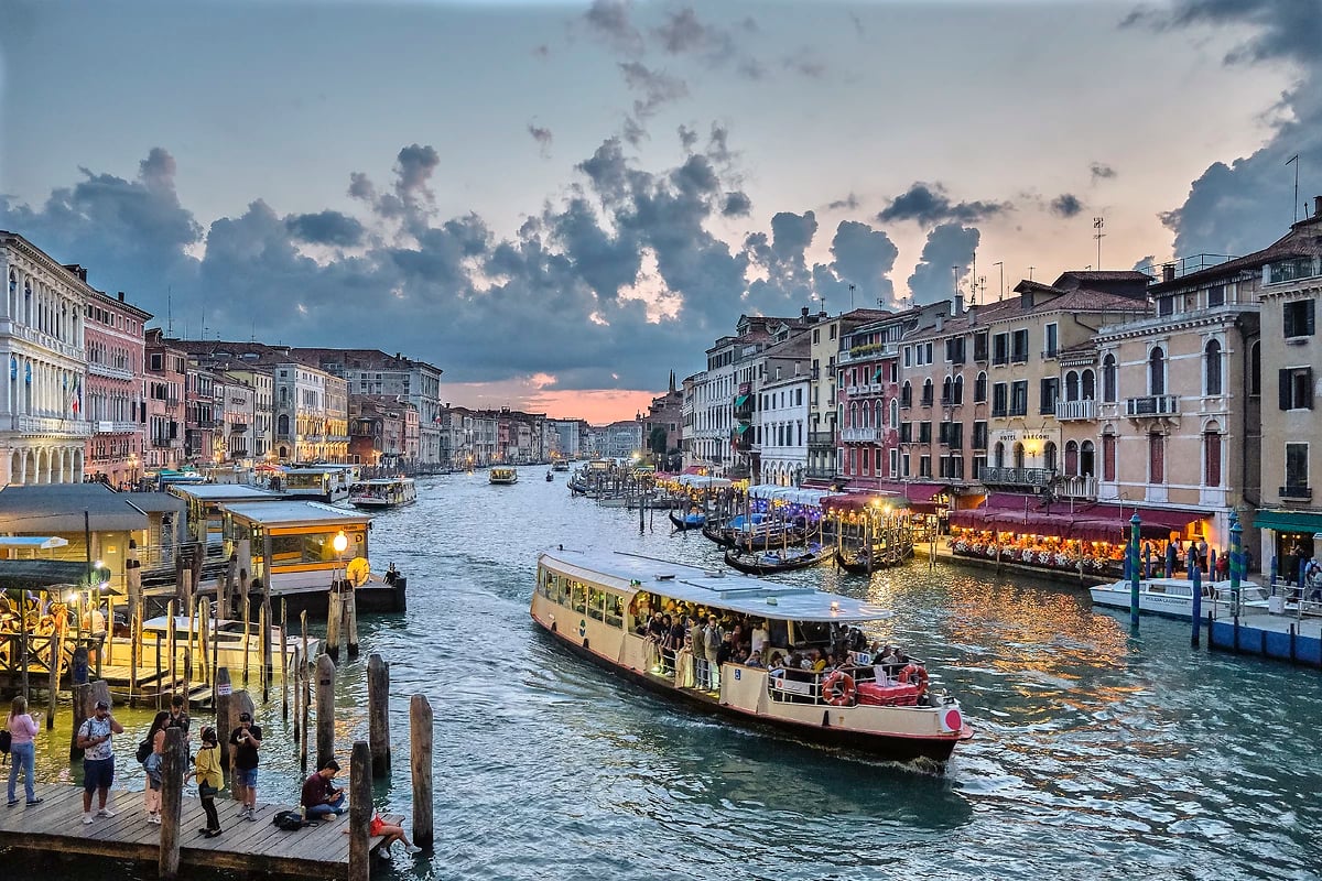 Embarcadères et bateaux sur le Grand Canal, Venise, Vénétie