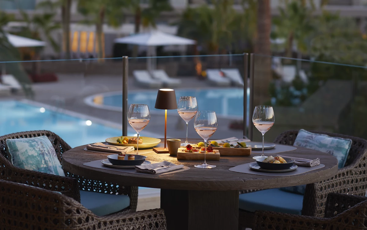 Repas servis au restaurant El Puerto, Porto Sani