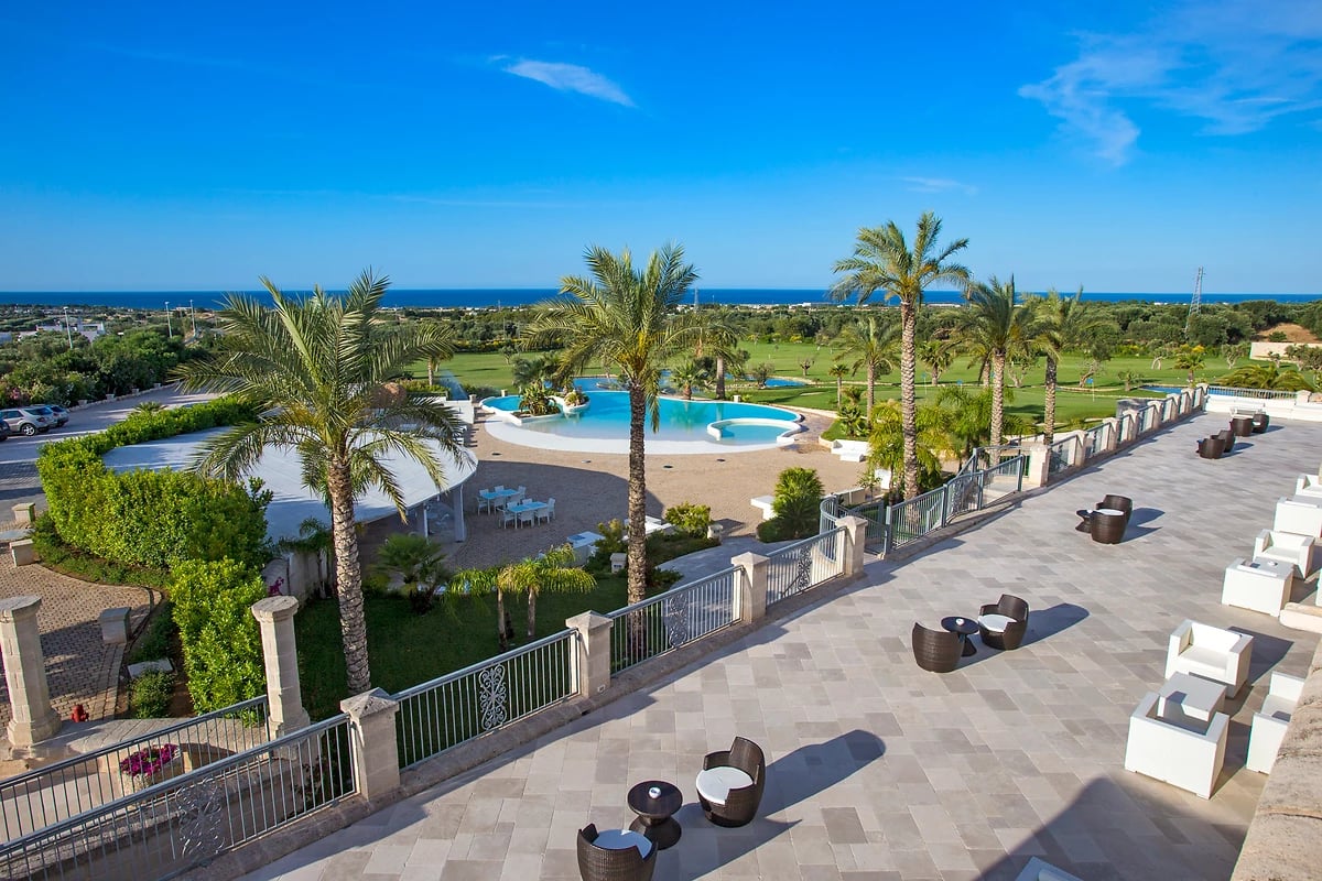 Terrasse et piscine, Masseria Caselli, Pouilles, Italie