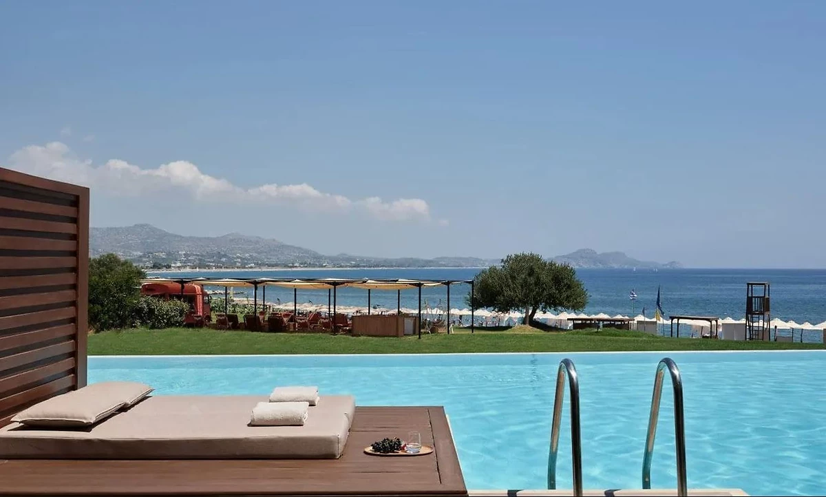 Chambre bungalow front de mer avec piscine à partager