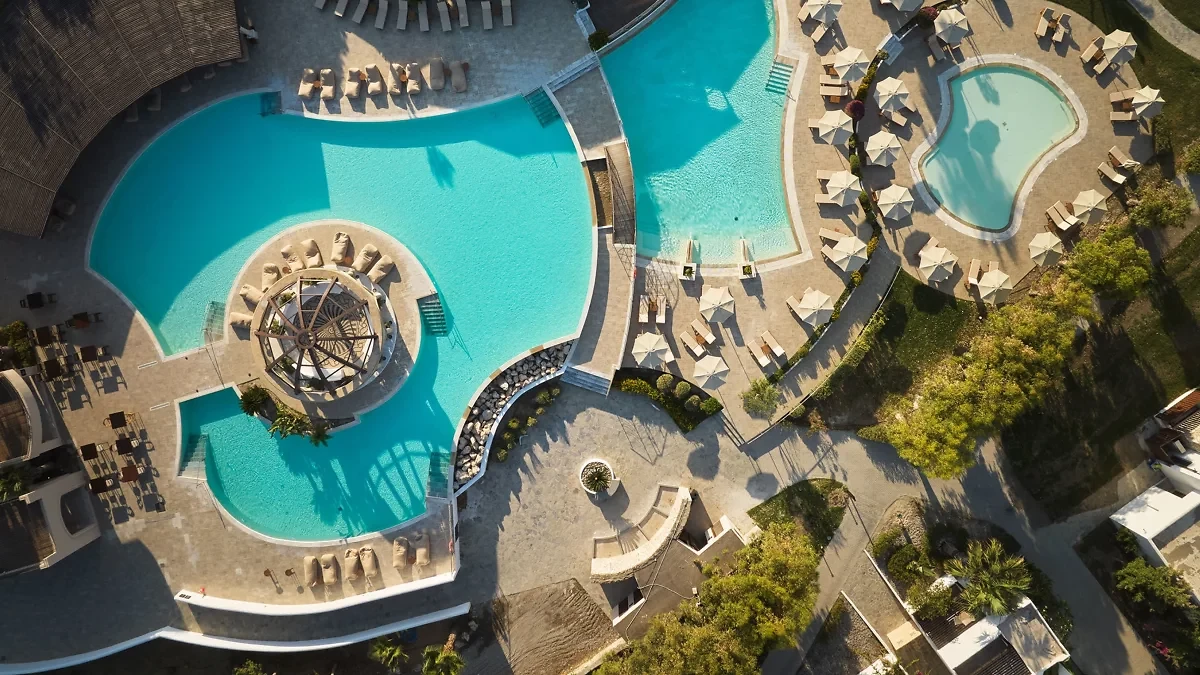 Vue aérienne de la piscine de l'hôtel, hôtel Lindian Village Beach Resort, Curio Collection