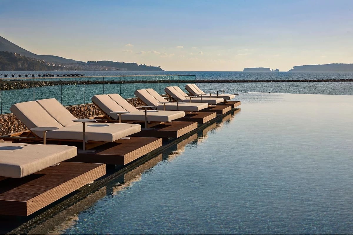 Piscine du Bar Between, hôtel W Costa Navarino