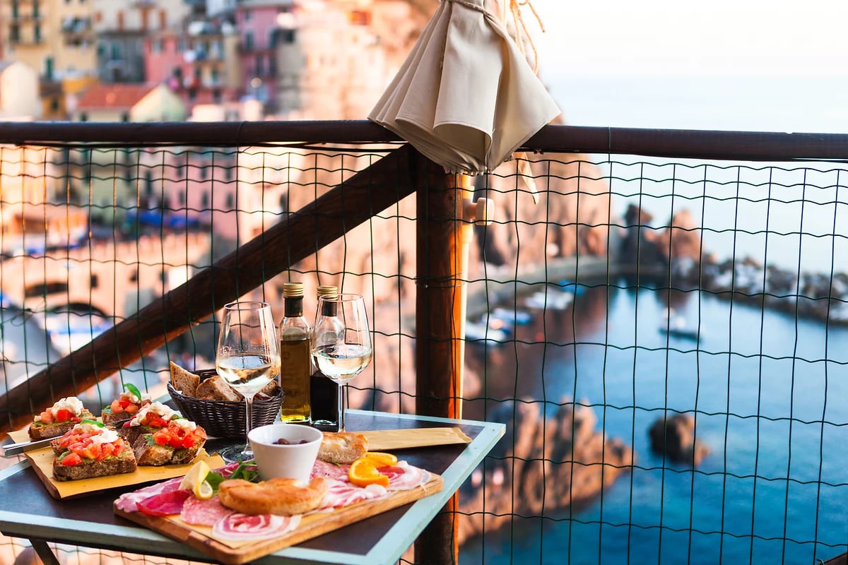 Apéritif, village de Manarola, Cinque Terre, Ligurie