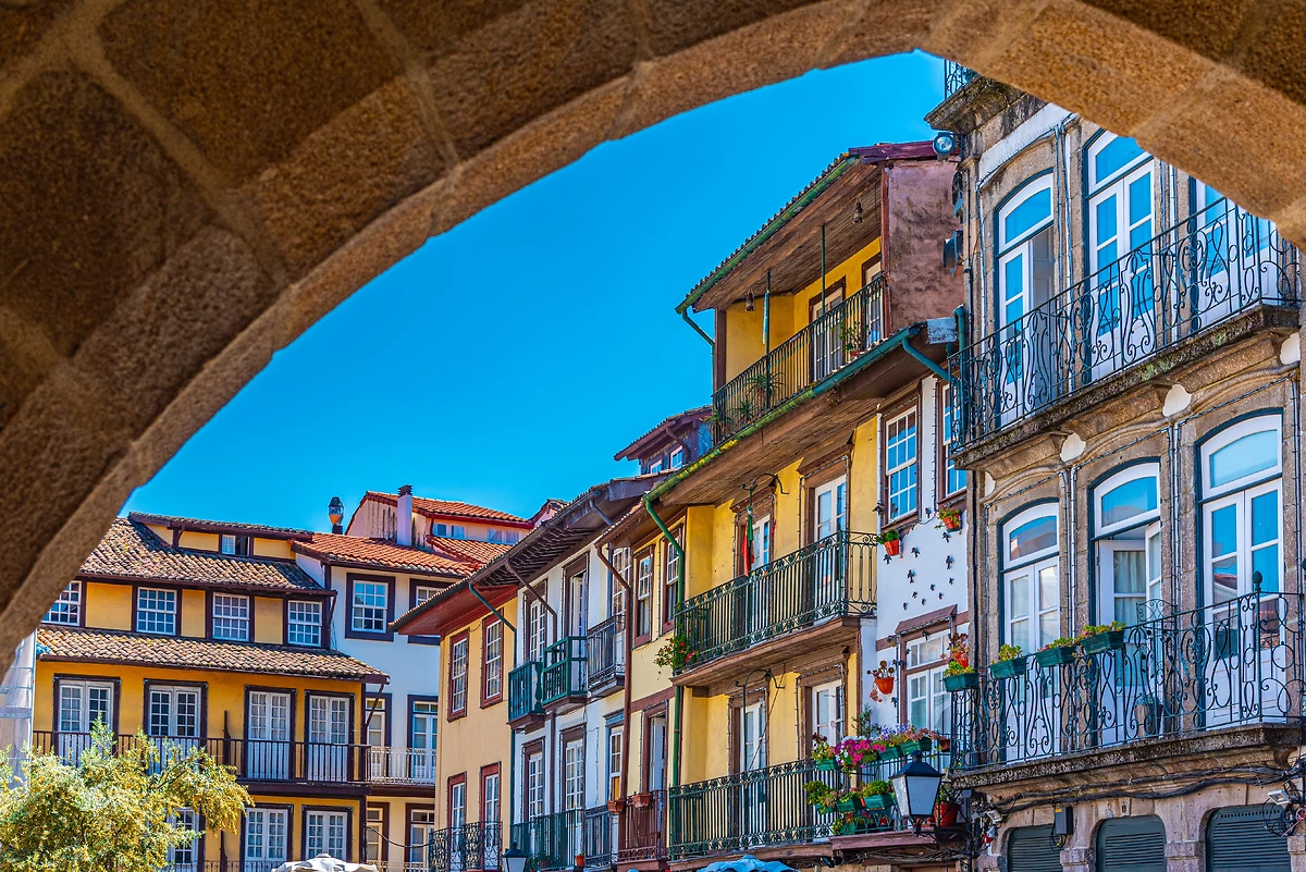 Maisons colorées de Largo da Oliveria, Guimaraes, Portugal