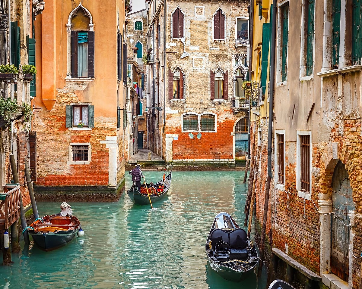 Gondoles dans un canal étroit, Venise