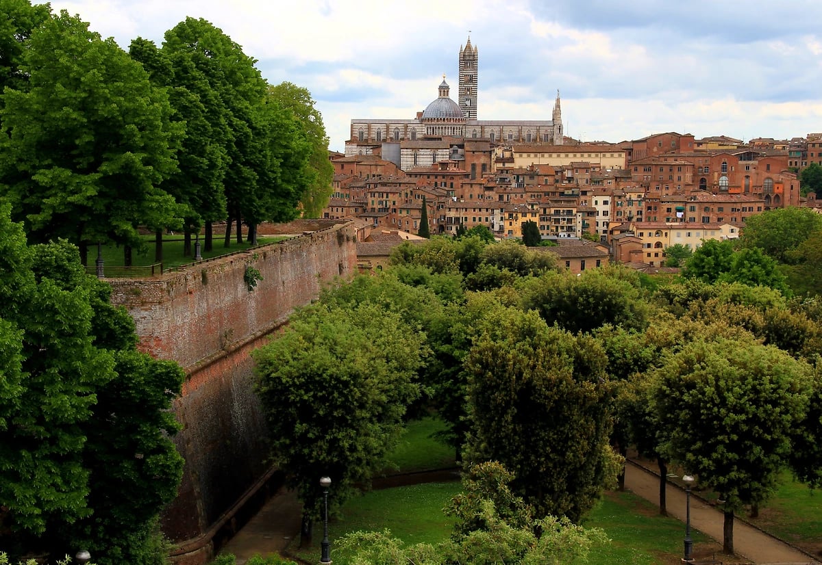 Vue sur le Duomo di Siena et le parc Fortezza Medicea, Sienne, Toscane, Italie
