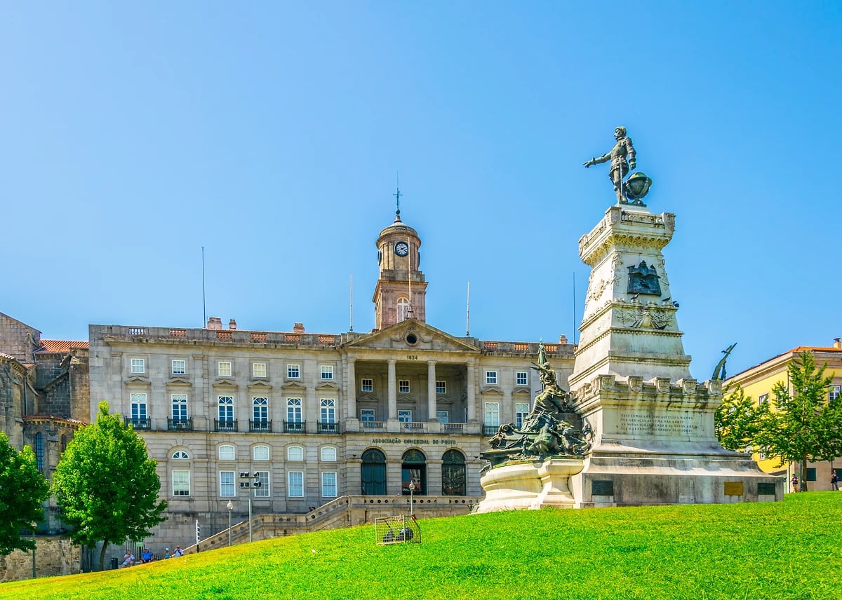Palácio da Bolsa (palais de la bourse) et Monument à l'infant Dom Henrique, Porto, Nord, Portugal.