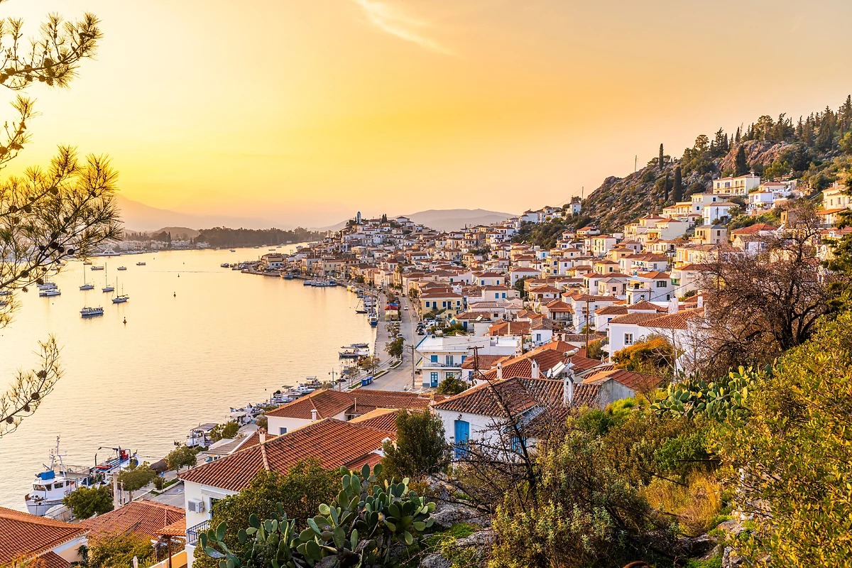 Vue aérienne sur la ville de Poros au coucher du soleil, Poros, ìles Saroniques, Grèce