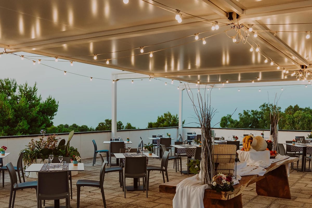 Restaurant central, Porto Giardino, Pouilles, Italie