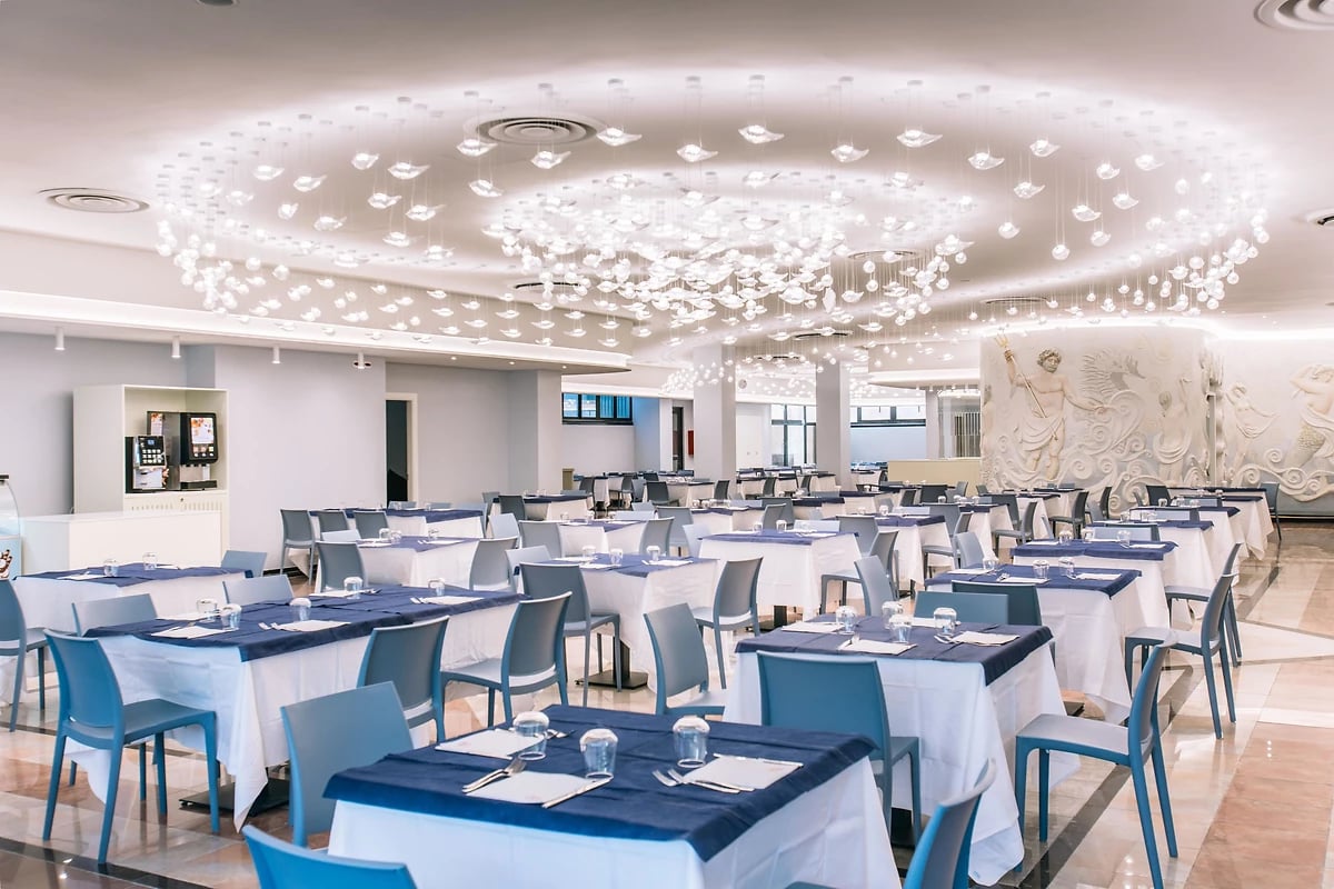 Restaurant, Porto Giardino, Pouilles, Italie