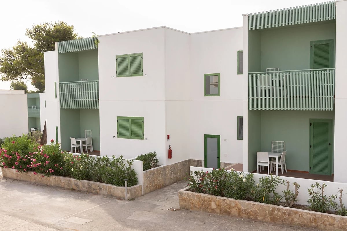 Façade des chambres, Porto Giardino, Pouilles, Italie