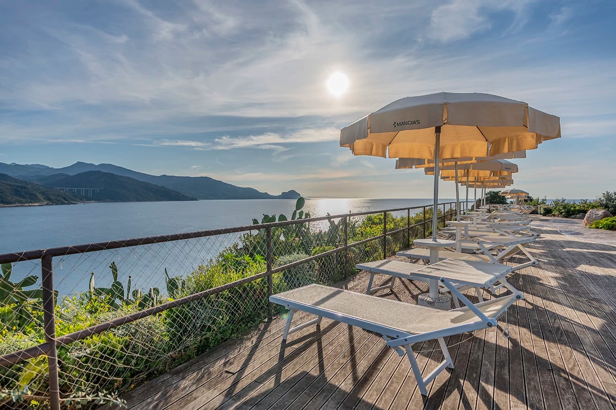 Transats et vue sur la mer, Mangia's Pollina Resort, Sicile