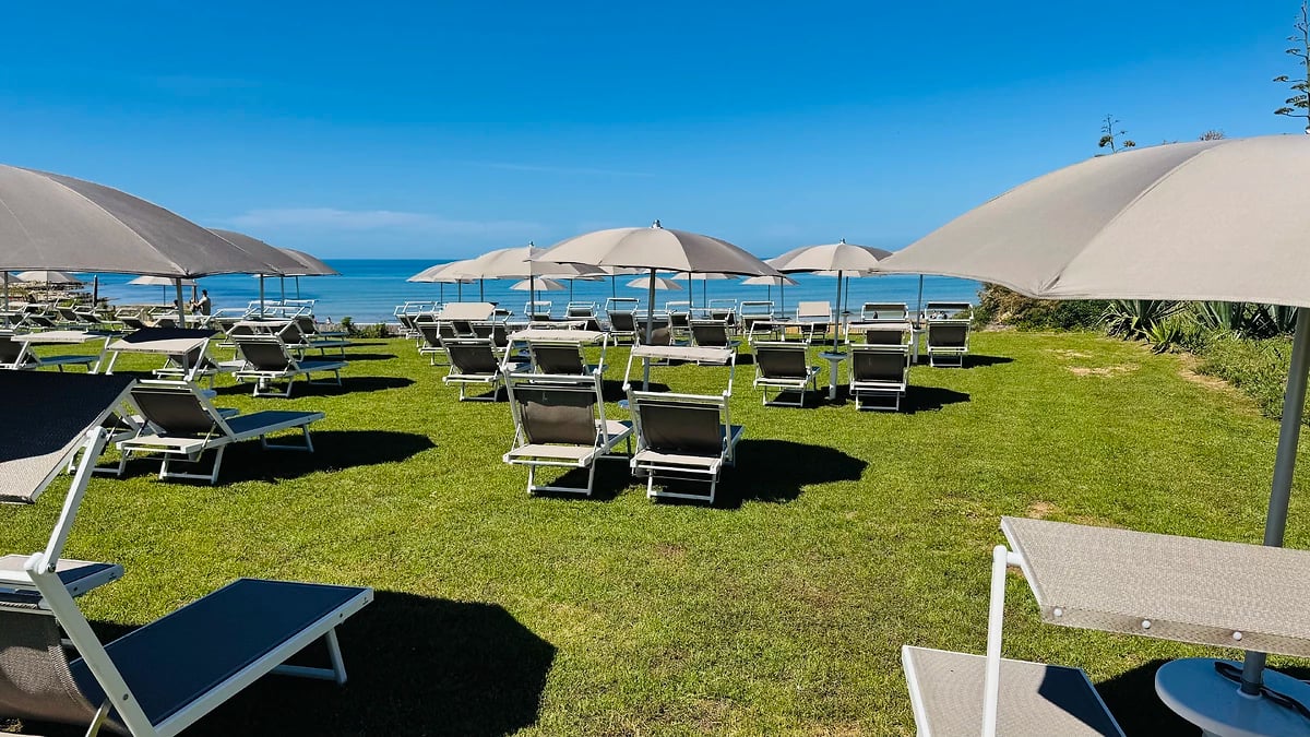 Transats et parasols, Terradamari Resort & Spa Marina di Modica, Tapestry Collection by Hilton, Sicile
