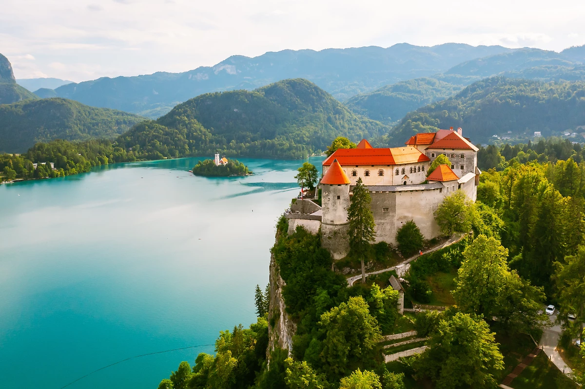 Vue aérienne du château de Bled et de son lac en contre-bas, Slovénie