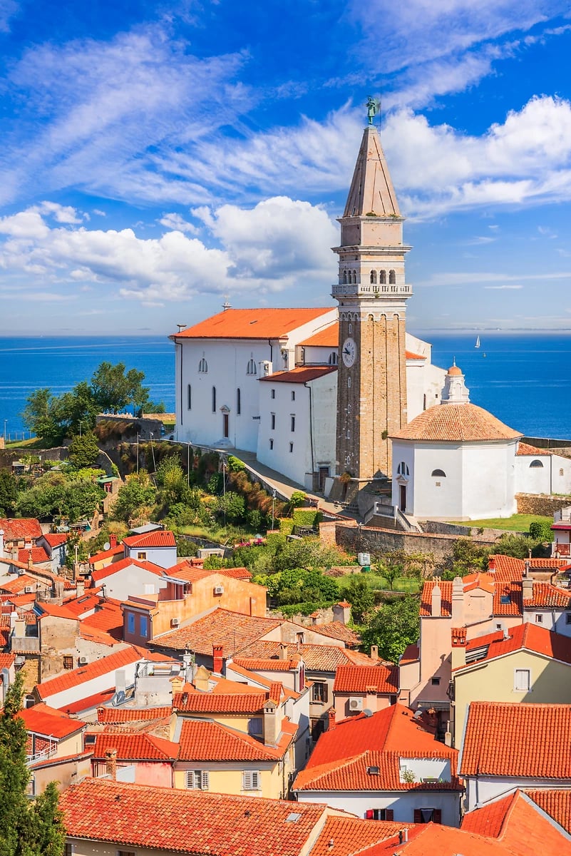 Vue aérienne de la vieille ville de Piran et de l'église Saint-Georges, Slovénie