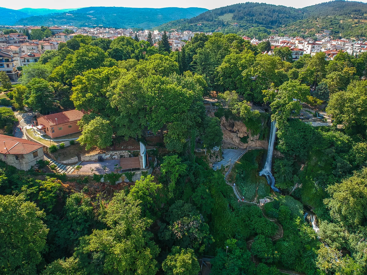 Vue aérienne de la cascade d'Edessa et de la ville, Grèce