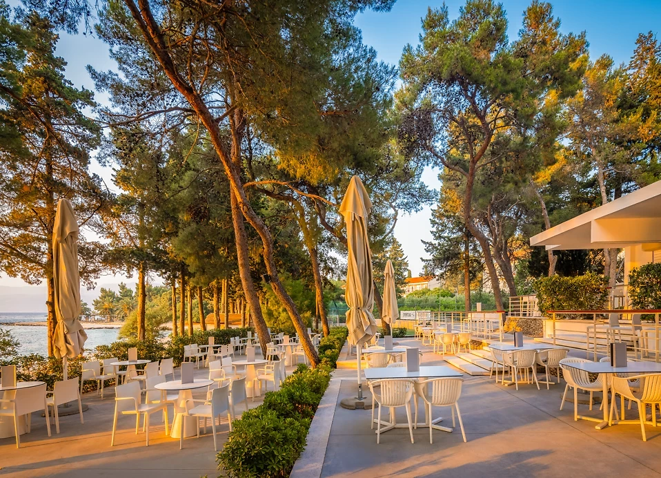 Punto Mare Beach Bar,  Aminess Vival Velaris Resort, île de Brač, Croatie