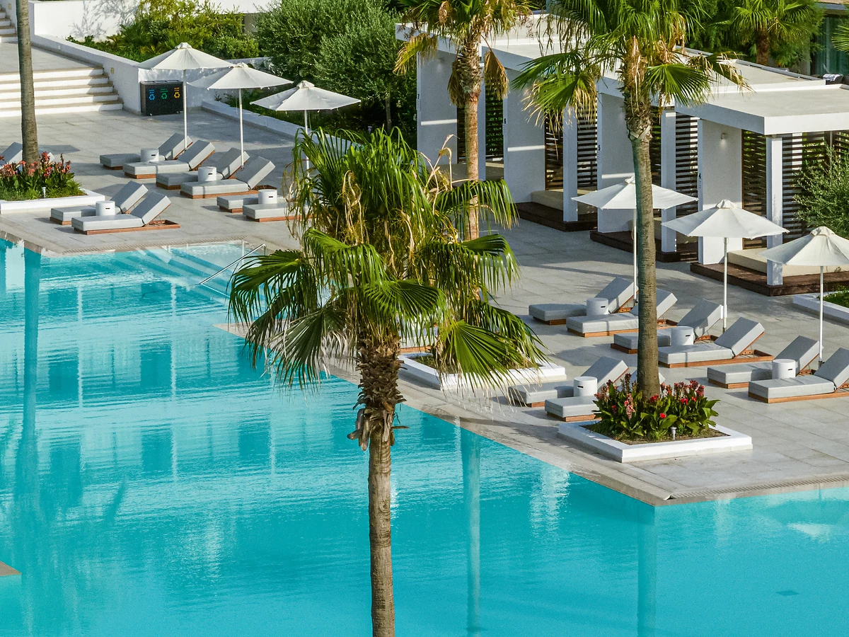 Vue aérienne de la piscine, Grecotel LUXME Dama Dama, île du Dodécanèse, Grêce