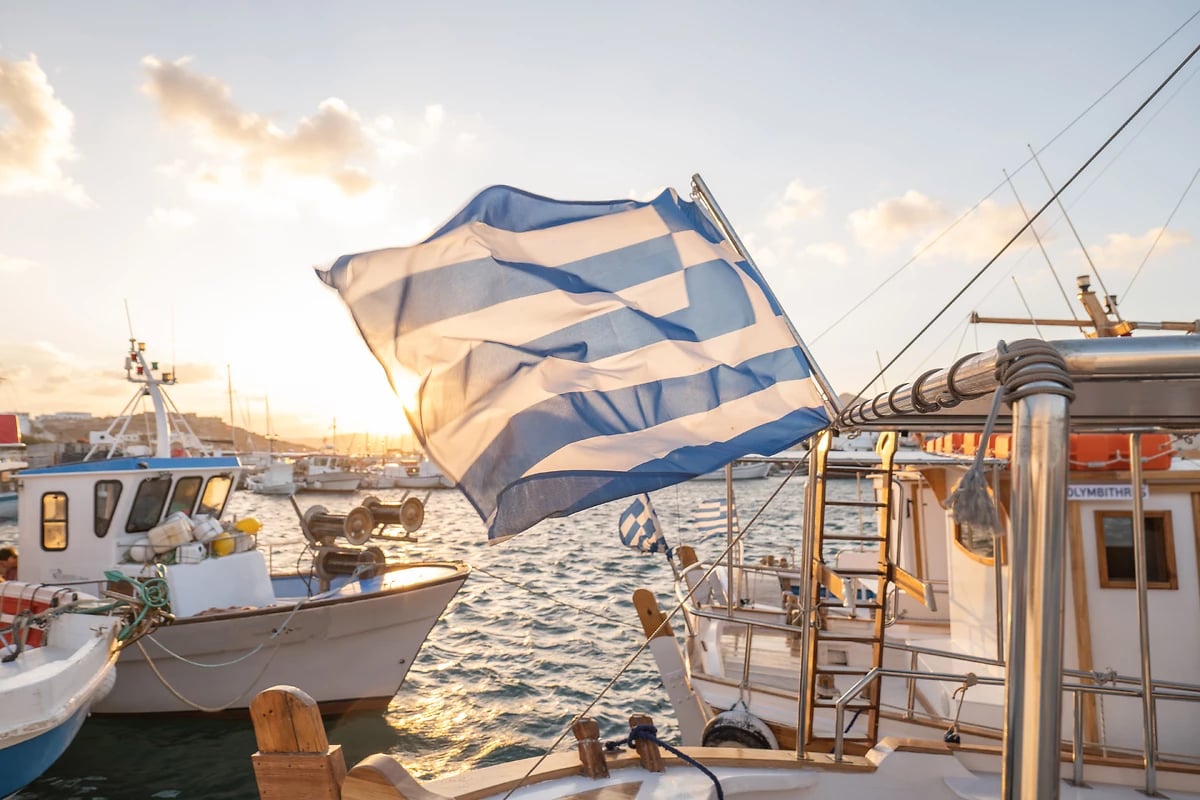 Bateau de pêche amarrés au port arborant le drapeau grec, Naoussa, Paros