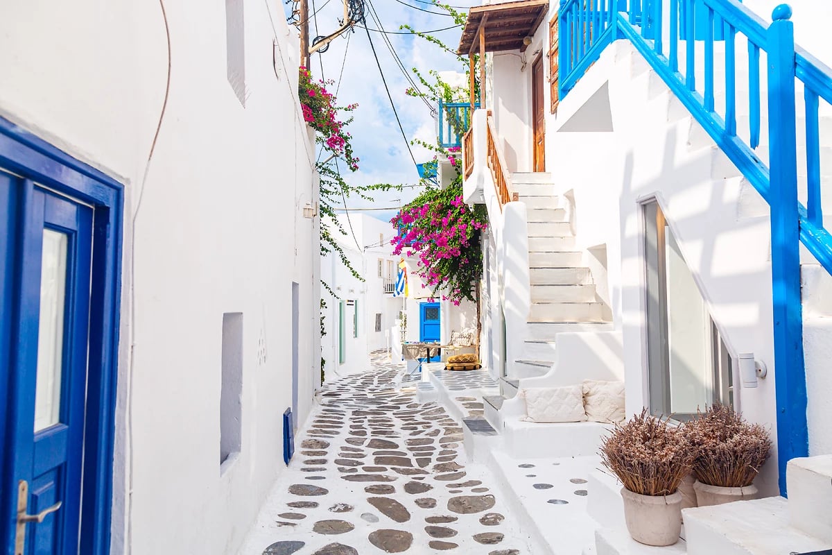 Rue étroite de la vieille ville avec ses maisons blanches, Île de Mykonos, Grèce