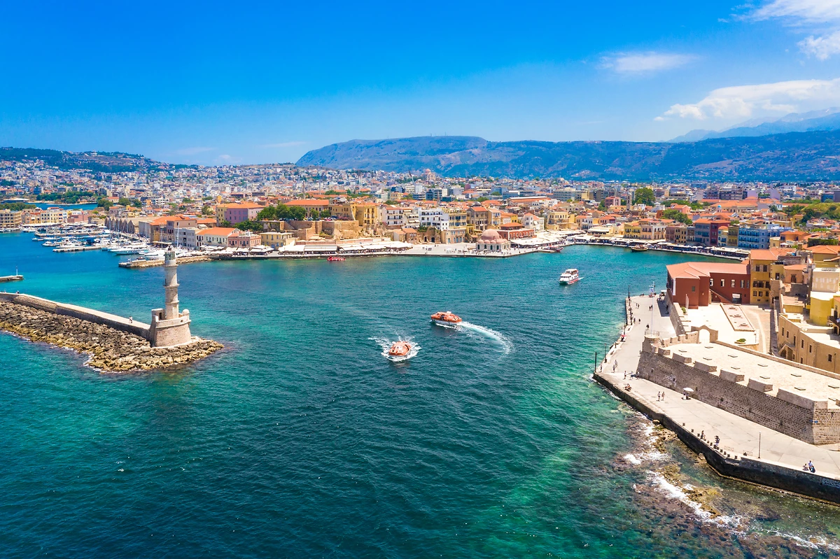 Vue aérienne de la belle ville de Chania avec son vieux port et le célèbre phare, Crète, Grèce