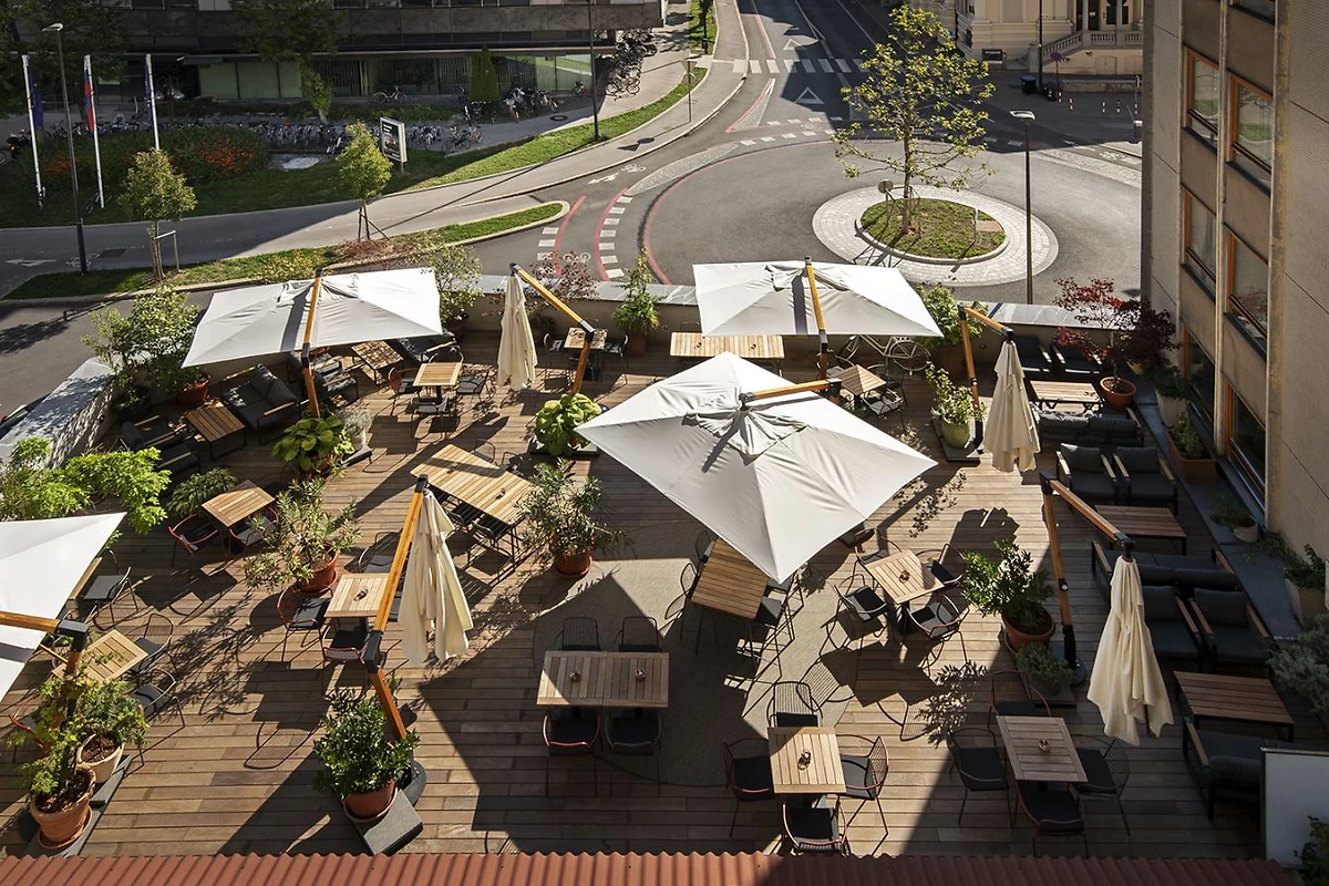 Vue aérienne de la terrasse du restaurant, City Hotel Ljubljana, Slovénie