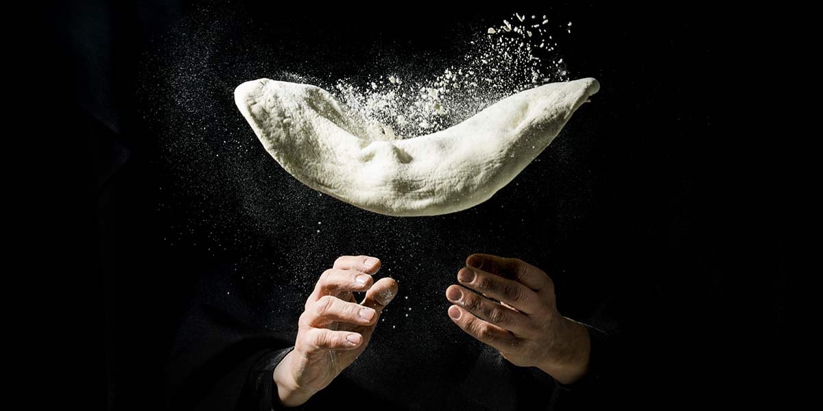 Pâte à pizza volante avec dispersion de farine