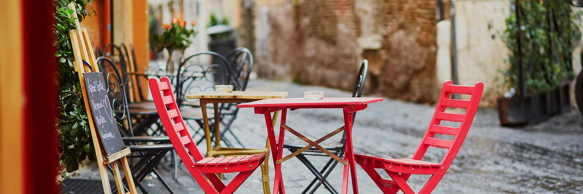Tables et chaises dans une rue de Rome