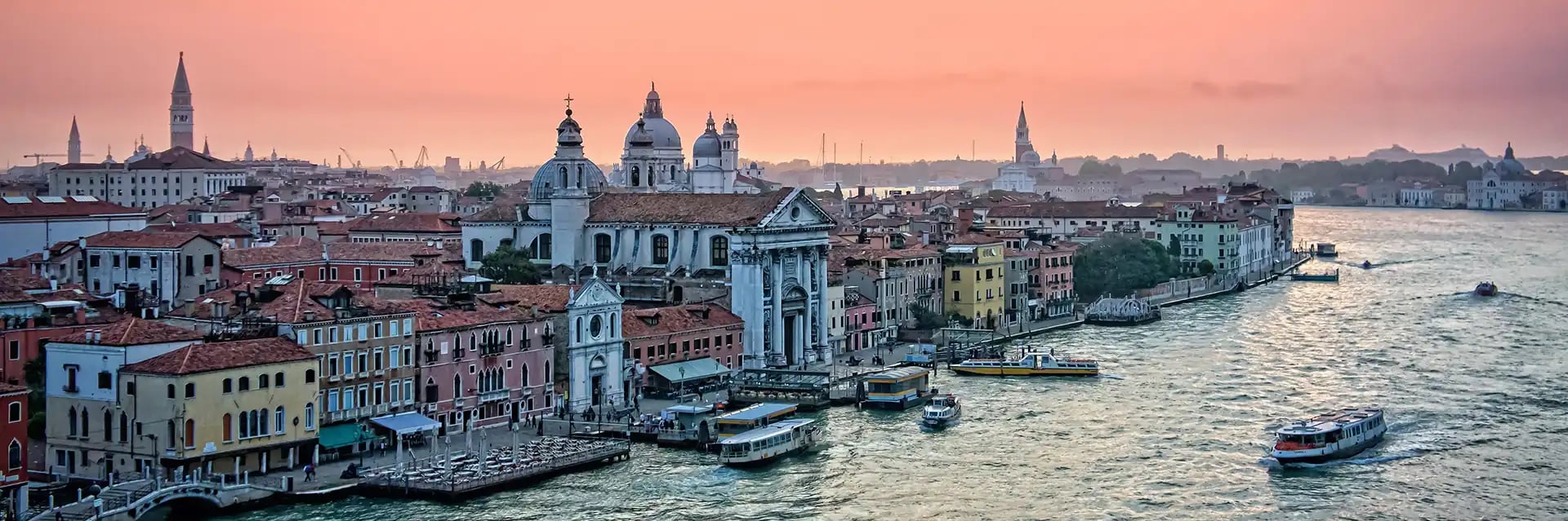 Vue de Venise avec un soleil couchant