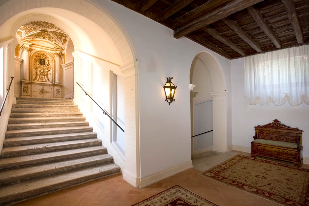Escalier, hôtel Voi Donna Camilla Savelli, Rome, Italie