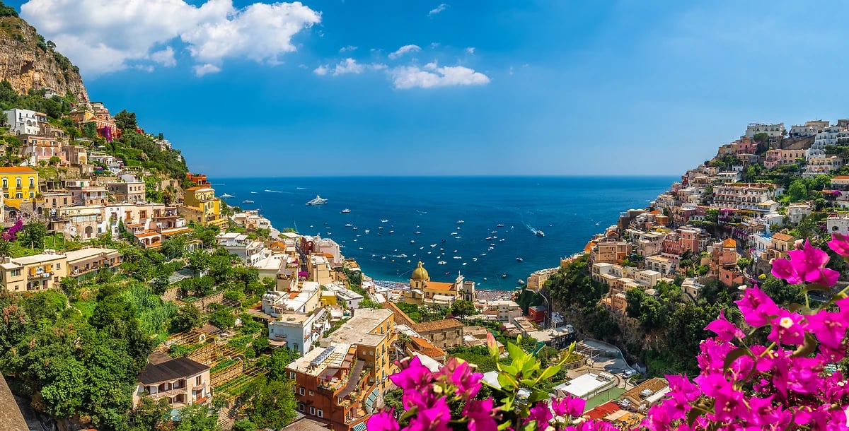 Paysage avec la ville de Positano sur la célèbre côte amalfitaine, Italie