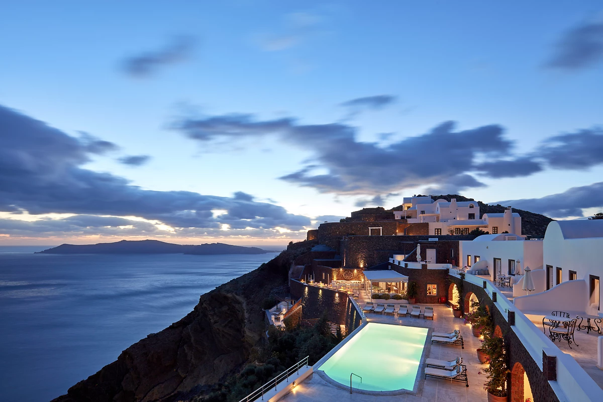 Vue aérienne de la piscine, San Antonio Santorini Luxury Hotel, Santorin, Grèce