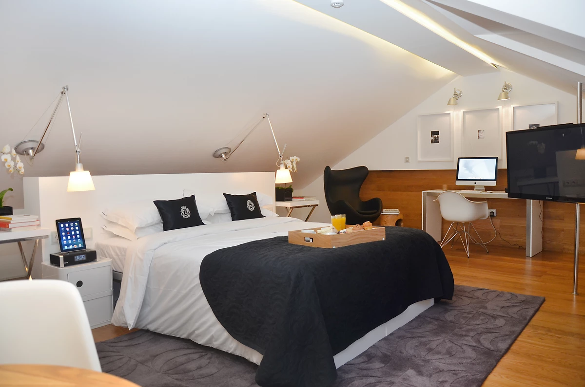 suite with castle view, Brown's Boutique Hotel, Lisbonne, Portugal