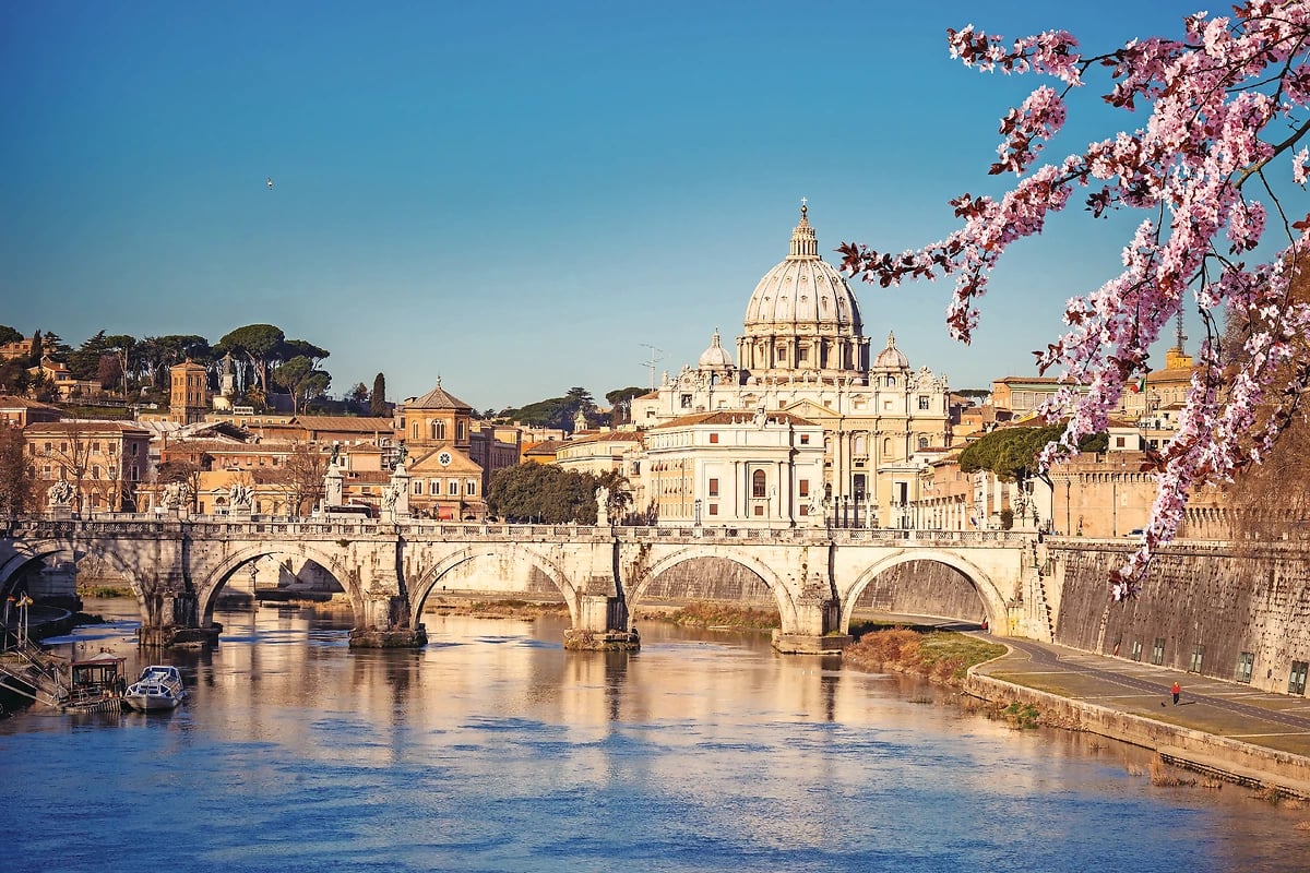Vue sur le Tibre et la cathédrale Saint-Pierre, Rome