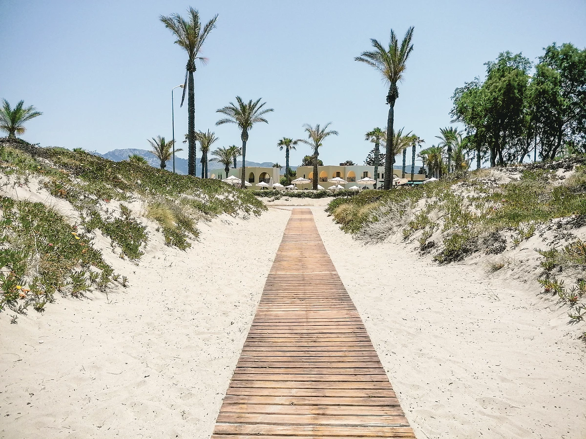 Allée dans le sable menant jusqu'à l'hôtel, Grecotel Casa Paradiso, Kos, Grèce
