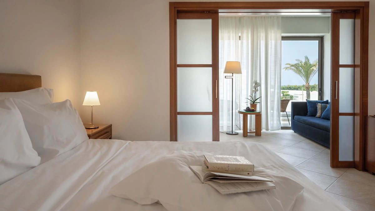 Chambre supérieure famille vue mer latérale