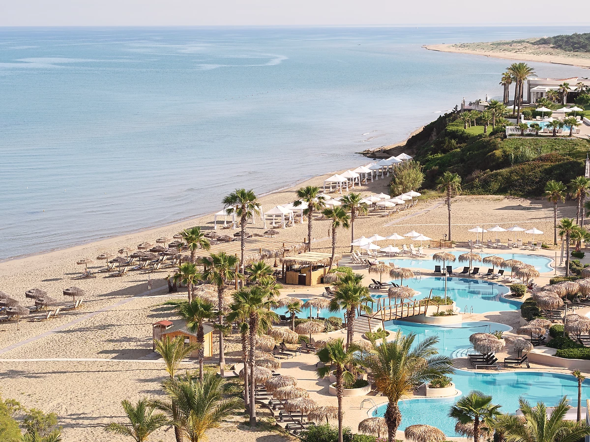 Vue sur la plage et la piscine de l'hôtel, Grecotel LUXME Oasis & Aqua Park