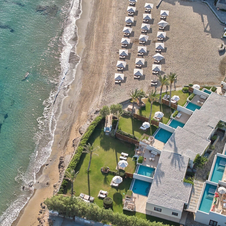 Vue aérienne de la plage de l'hôtel, Amirandes - A Grecotel Resort to Live , Crète, Grèce